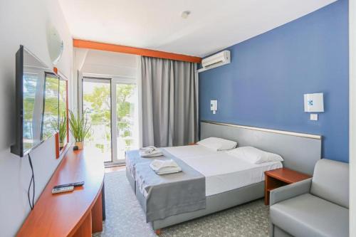 鲁巴达Hotel Lumbarda的酒店客房,设有床铺和蓝色的墙壁