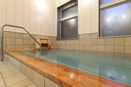 草津Kusatsu Onsen 326 Yamanoyu Hotel - Vacation STAY 10349v的一个带长凳的游泳池