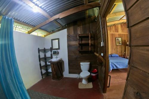 UpalaOski Lodge, Rain Forest Rincón de la Vieja的一间带卫生间的浴室和一张位于客房内的床。