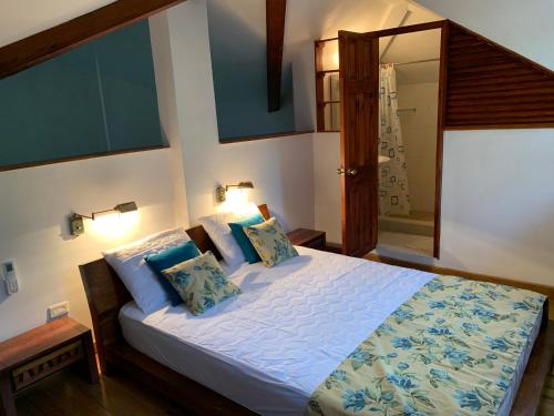 孔塔多拉Stunning Loft 2 Floor Unit with Balcony的一间卧室配有一张带蓝色枕头的大床