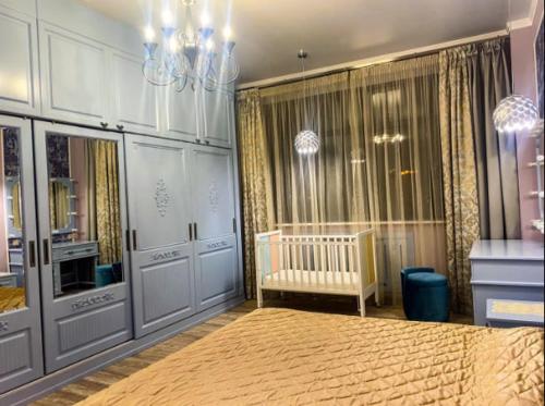 伊斯坦布尔comfortable 3-room apartment的一间卧室配有一张床和一个吊灯