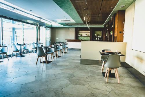 托莱多HOSTAL NOGUERAS 3的一间带桌椅的餐厅和一间酒吧