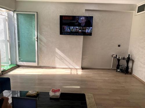 卡萨布兰卡hz的客厅的墙上配有平面电视。