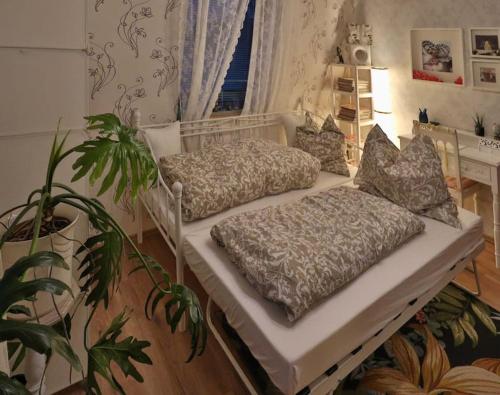 索内贝格Charmante Wohnung am Schönberg的卧室内的两张床和枕头