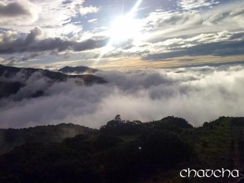 昆卡Shirma Nua Chaucha的云上阳光下的山景