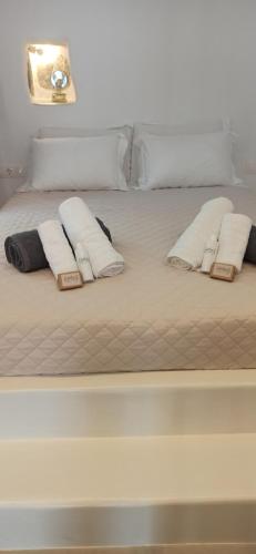 阿莫尔戈斯Idothea guest house的一张带两个枕头的白色床