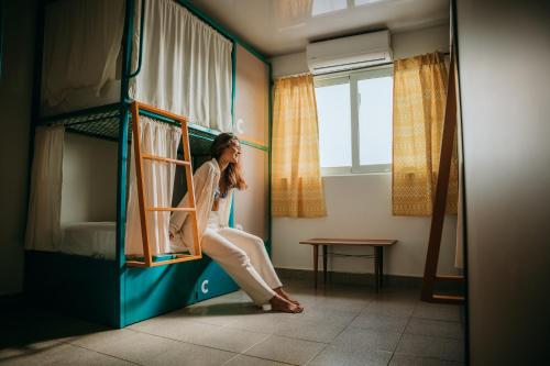 圣安德烈斯Viajero San Andres Hostel的女人坐在双层床里