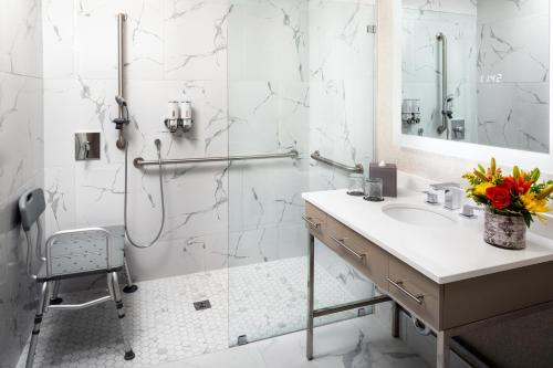奥兰多The Delaney Hotel的白色的浴室设有水槽和淋浴。