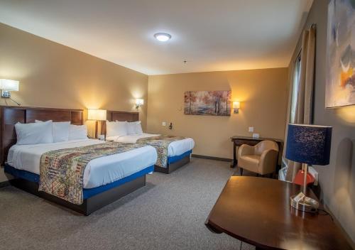 DushoreHotel Dushore的酒店客房设有两张床和一张桌子。