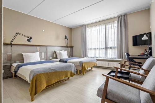 霍尔斯特布罗霍尔斯特布罗贝斯特韦斯特酒店的酒店客房,设有两张床和一张沙发