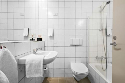 霍尔斯特布罗霍尔斯特布罗贝斯特韦斯特酒店的白色的浴室设有水槽和卫生间。