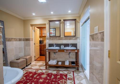 DushoreHotel Dushore的浴室配有2个盥洗盆和步入式淋浴间。