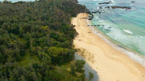 Mystery Bay神秘湾山林小屋的享有海滩的空中海景