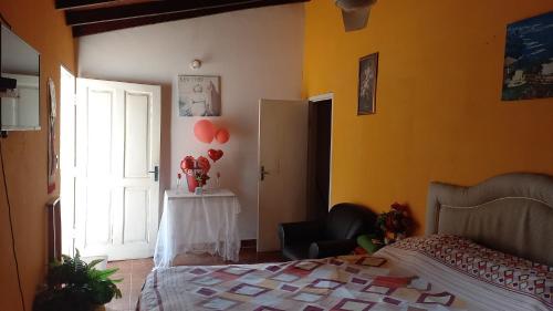 LuqueHospedaje Luque的一间卧室配有一张床和一张带气球的桌子。