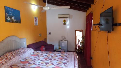 LuqueHospedaje Luque的一间卧室配有一张床和一台平面电视