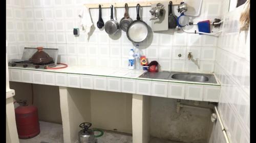Tan-Tan PlageMaison d’hôtes ATLAS ait alla的厨房柜台设有水槽、锅碗瓢盆