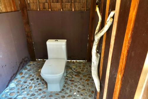 瓜隆岛Lily's Riverhouse的大楼内带卫生间的浴室