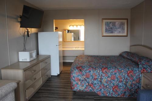 路易斯威尔路易斯维尔红地毯旅馆的配有床和冰箱的酒店客房