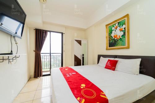 万隆RedLiving Apartemen Tamansari Panoramic - Santuy Agency Lobby P1 9的一间卧室设有一张床、一台电视和一个窗口。