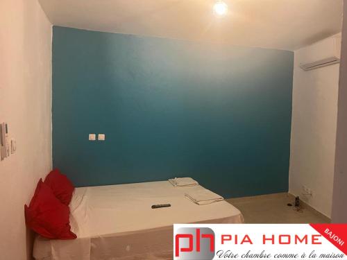 TsingoniPIA HOME Le Bajoni的一间设有一张蓝色墙壁的床的房间