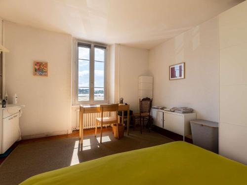 佩罗斯-吉雷克Maison Perros-Guirec, 4 pièces, 5 personnes - FR-1-368-234的一间卧室配有一张床、一张书桌和一个窗户。