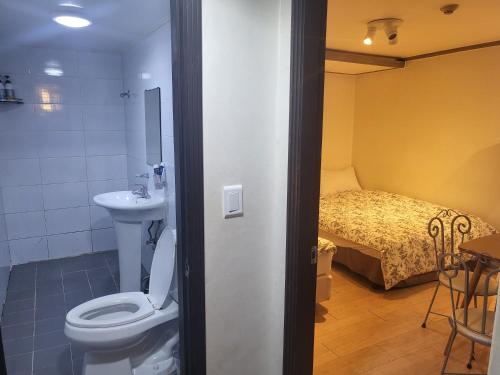 首尔东大门G迷你酒店的一间带卫生间、水槽和床的浴室
