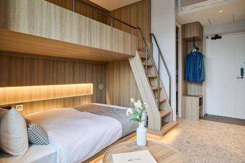 东京FAV TOKYO Ryogoku的一间卧室配有一张双层床和一张桌子