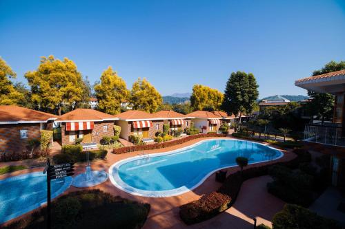 加尔加Country Inn Tarika Riverside Resort Jim Corbett的度假村游泳池的图片
