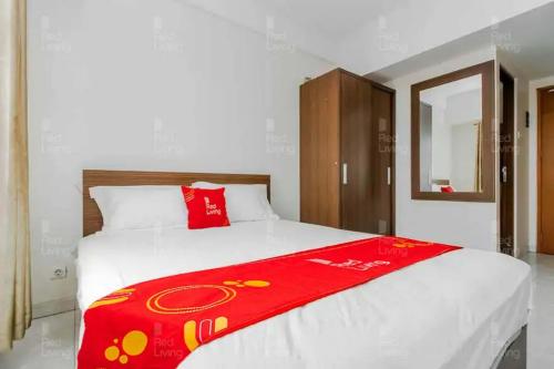 庞多克辛纳RedLiving Apartemen Margonda Residence 2 - Tower 2的一间卧室配有一张床铺,床上铺有红色毯子