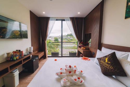 大叻GREENECO DA LAT HOTEL - Khách sạn Green Eco Đà Lạt的酒店客房,配有带两条毛巾的床