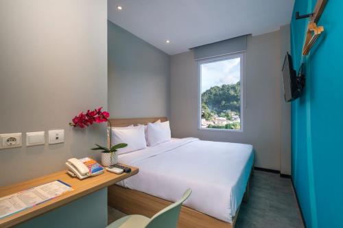 安汶Rumaruma Farvet Residence @ Ambon的酒店客房设有床和窗户。