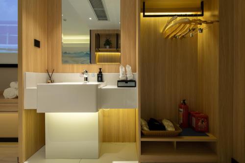 广州广州雅阁澳斯特酒店(白云国际机场人和地铁站店)的一间带水槽和镜子的浴室