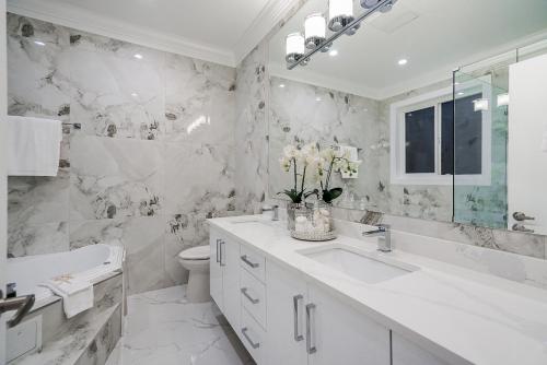 萨里Sun suite的白色的浴室设有水槽和卫生间。