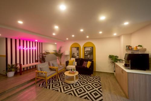 班加罗尔Olive Richmond Circle - By Embassy Group的带沙发和电视的客厅