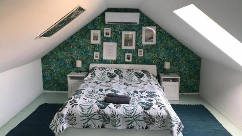 KővágóörsGólyásház apartman的一间卧室设有一张床和绿色的墙壁