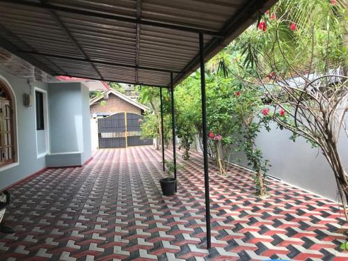 拜蒂克洛MSV Villa résidence home的客房设有带植物砖地板的庭院。