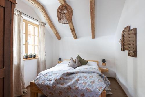 上陶恩Sloho Bergurlaub的一间卧室设有一张床和一个窗口