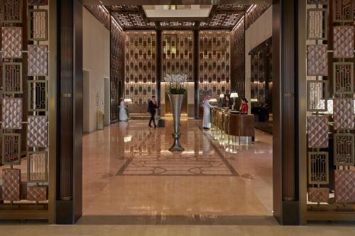 多哈Mandarin Oriental, Doha的大楼的大厅,有人在里面散步