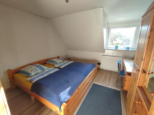 索尔陶Surek的一间小卧室,配有床和窗户