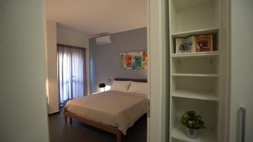巴勒莫Mi Tierra Luxury Apartments的一间卧室设有一张床和一个书架