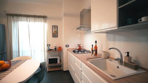 巴勒莫Mi Tierra Luxury Apartments的厨房配有水槽和台面