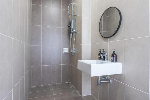 芙蓉5Bedroom Villa @ Seremban 20pax Netflix Projector Pool的带淋浴、水槽和镜子的浴室