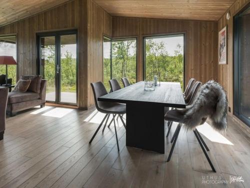 耶卢Nydelig og Moderne hytte på Kikut Geilo - 6 senger, 4 soverom og jacuzzi的坐在客厅桌子上的鸟