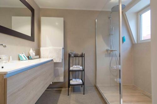 克诺克－海斯特卢加诺酒店的一间带水槽和淋浴的浴室