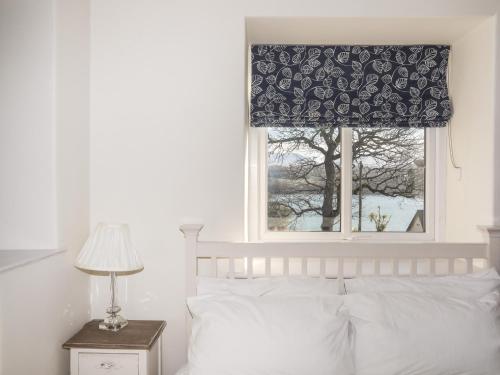 梅奈布里奇Cae Gallt的一间卧室配有床和带窗帘的窗户