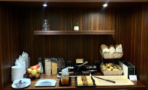 奥普尔奥普尔德西瓦尊贵酒店的厨房配有餐桌和食物
