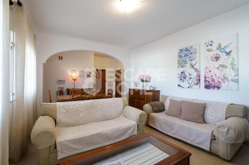 阿尔坎塔里利亚Villa Sunset Lovers的客厅配有两张沙发和一张桌子