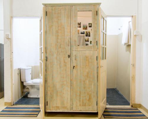高尔BunkyDew的一个带卫生间的浴室内的木门