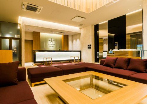 福冈福冈天神光芒酒店的客厅配有沙发和桌子