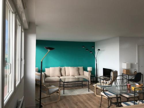 勒特雷波尔L’Estacade的带沙发和绿色墙壁的客厅